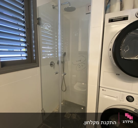 מקלחון זכוכית עם ראש מקלחת עגול